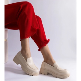 Mocasines de mujer beige confeccionados en piel ecológica. 3