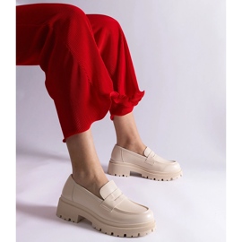 Mocasines de mujer beige confeccionados en piel ecológica. 1