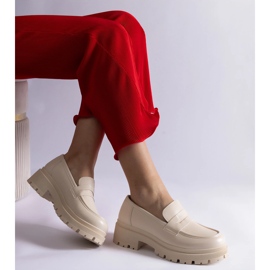 Mocasines de mujer beige confeccionados en piel ecológica. 2