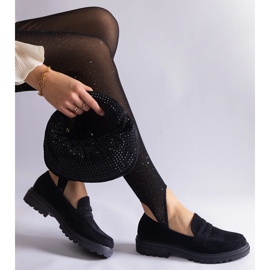 Mocasín calado negro confeccionado en ante ecológico. 1 Mocasín calado negro confeccionado en ante ecológico. 1