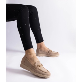 Mocasines de mujer beige con gamuza ecológica con una cadena 1