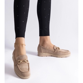 Mocasines de mujer beige con gamuza ecológica con una cadena 4