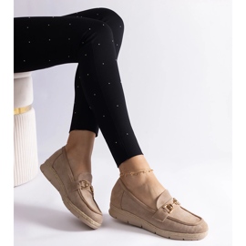 Mocasines de mujer beige con gamuza ecológica con una cadena 2