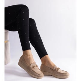 Mocasines de mujer beige con gamuza ecológica con una cadena 3