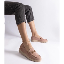 Mocasines de mujer rosa con gamuza ecológica con una cadena 1