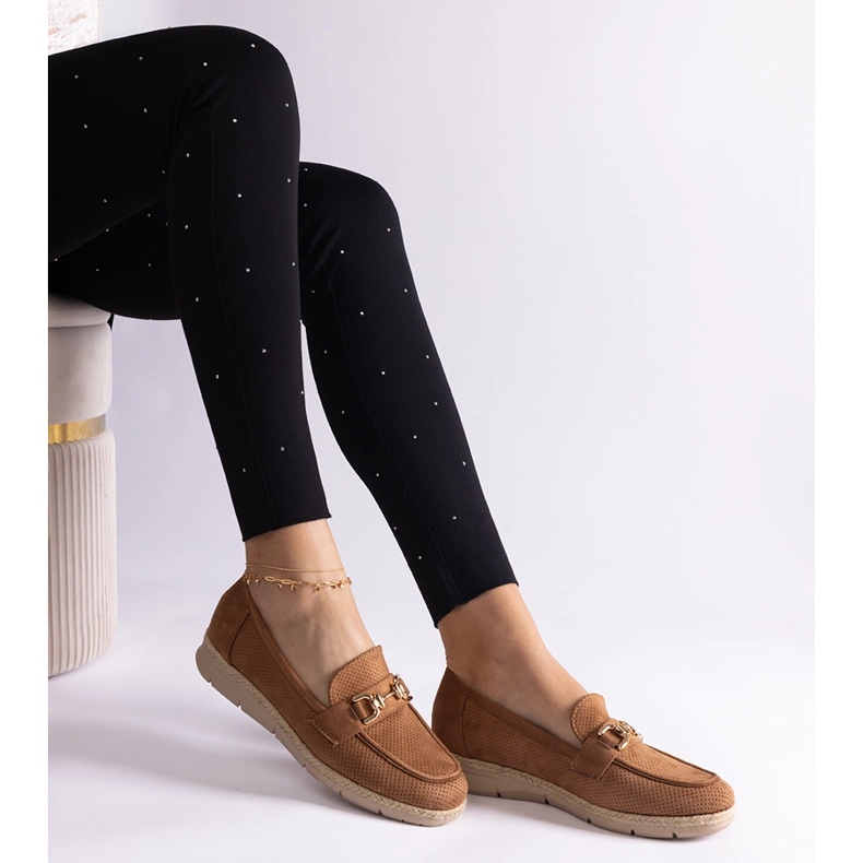 Mocasines para mujeres caramelo con gamuza ecológica con una cadena marrón 1 Mocasines para mujeres caramelo con gamuza ecológica con una cadena marrón 1