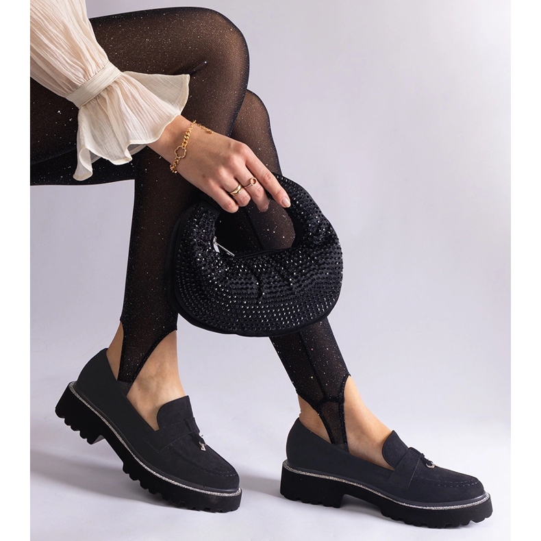 Mocasines negros de piel de gamuza con un adorno 1