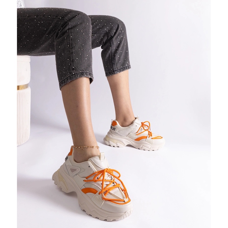 Zapatillas deportivas de mujer beige. 1