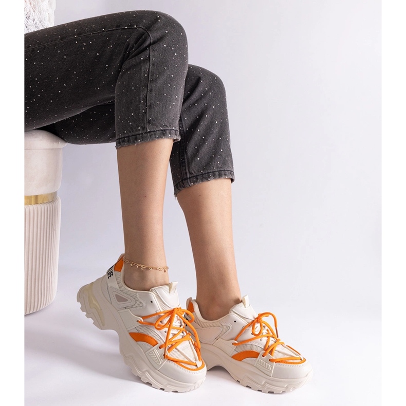 Zapatillas deportivas de mujer beige. 2