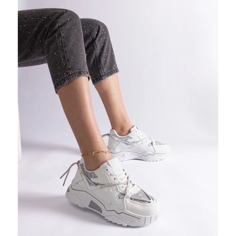 Zapatillas blancas de mujer con purpurina. blanco 1