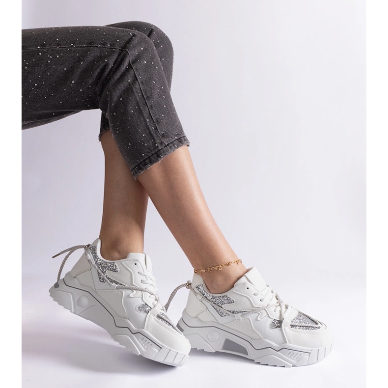 Zapatillas blancas de mujer con purpurina. blanco 2