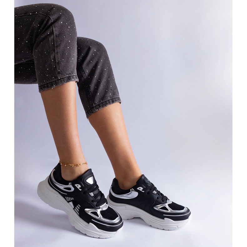 Zapatillas de mujer negras con inserciones plateadas. negro 2 Zapatillas de mujer negras con inserciones plateadas. negro 2