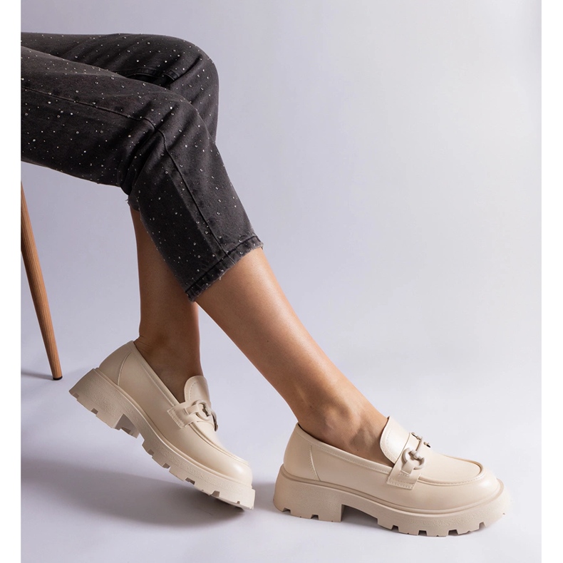 Mocasines de ecopiel beige con decoración dorada. 1