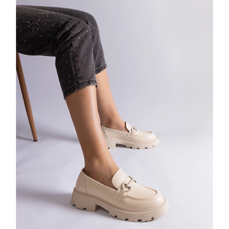 Mocasines de ecopiel beige con decoración dorada. 2