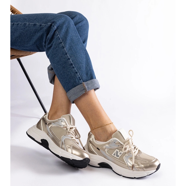 Zapatillas deportivas clásicas doradas. dorado 2