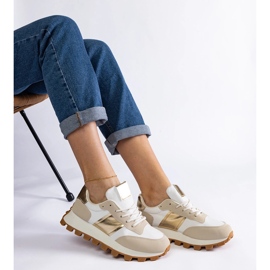 Zapatillas beige con protector visible. 3