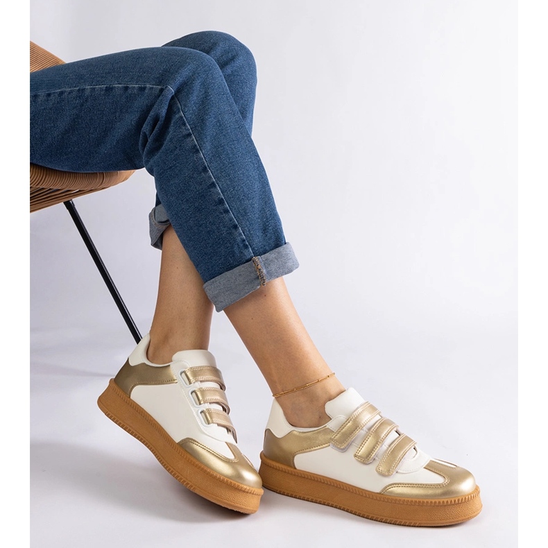 Zapatillas doradas con cierre de velcro. dorado 2 Zapatillas doradas con cierre de velcro. dorado 2
