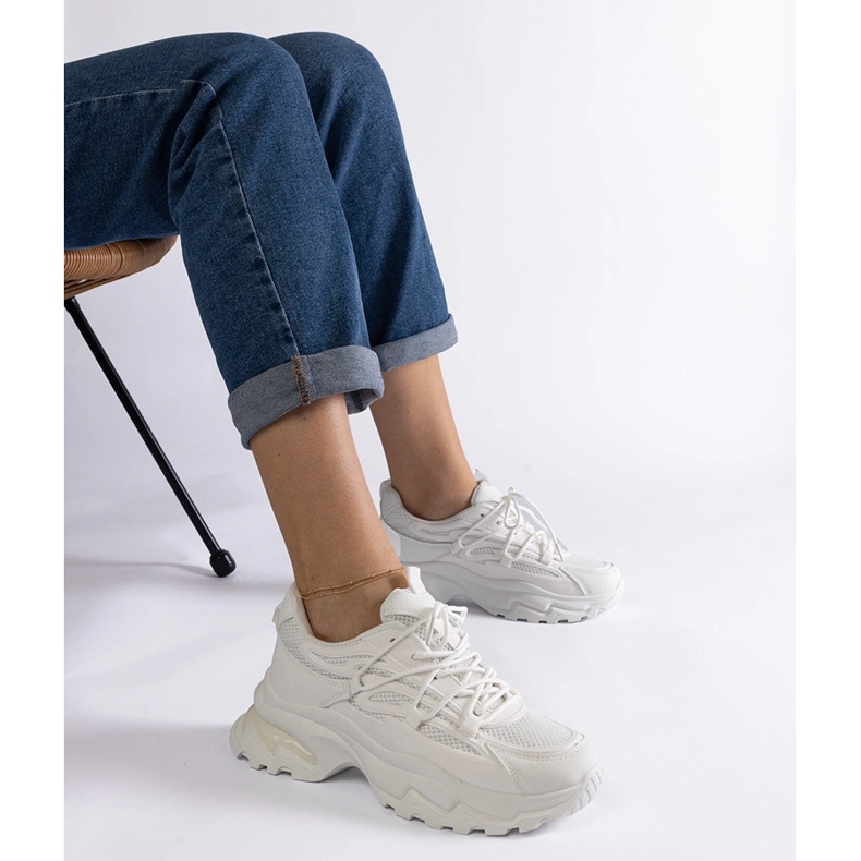 Zapatillas deportivas blancas con suela maciza. blanco 1 Zapatillas deportivas blancas con suela maciza. blanco 1