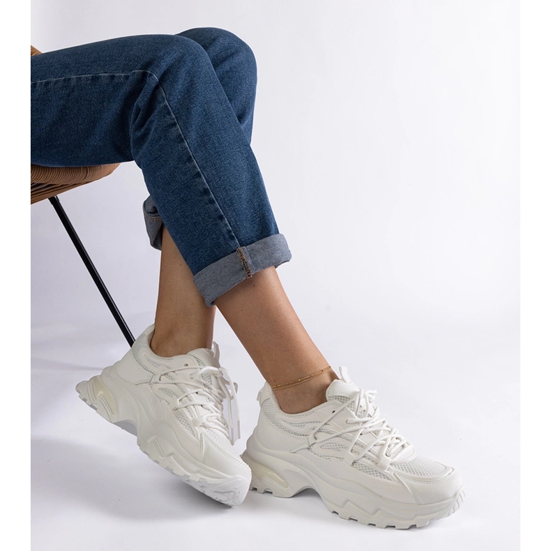 Zapatillas deportivas blancas con suela maciza. blanco 2 Zapatillas deportivas blancas con suela maciza. blanco 2