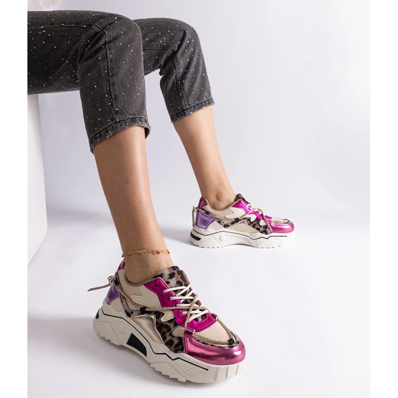 Zapatillas rosas decoradas con un cordón de circonitas. 1