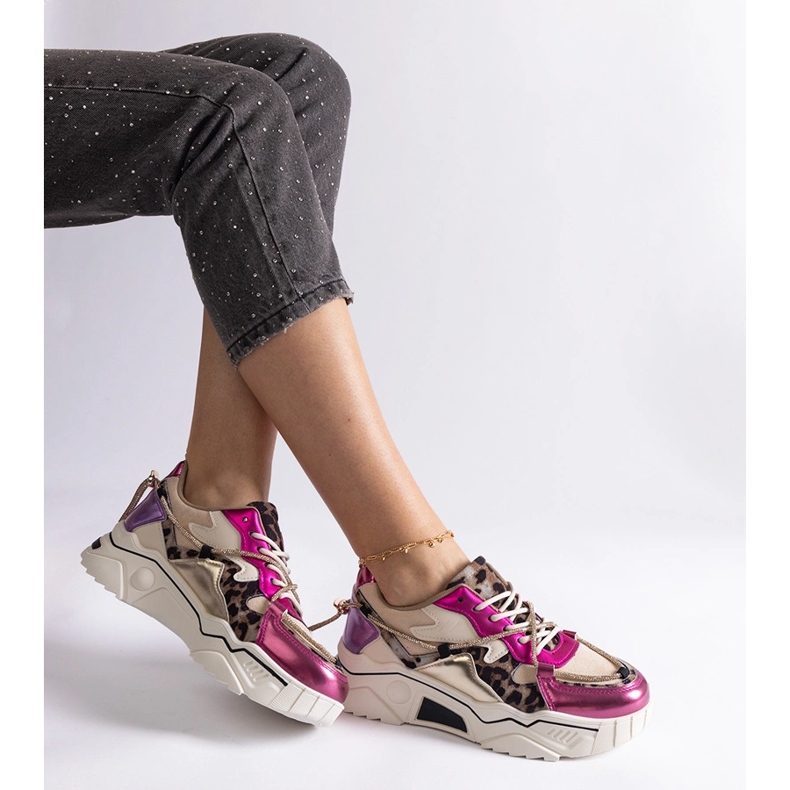 Zapatillas rosas decoradas con un cordón de circonitas. rosado 2