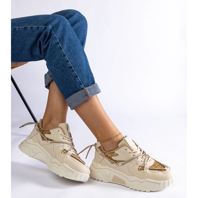 Zapatillas de mujer beige con purpurina. 2