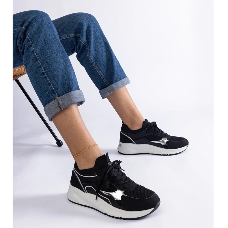 Zapatillas deportivas de mujer negras. negro 1