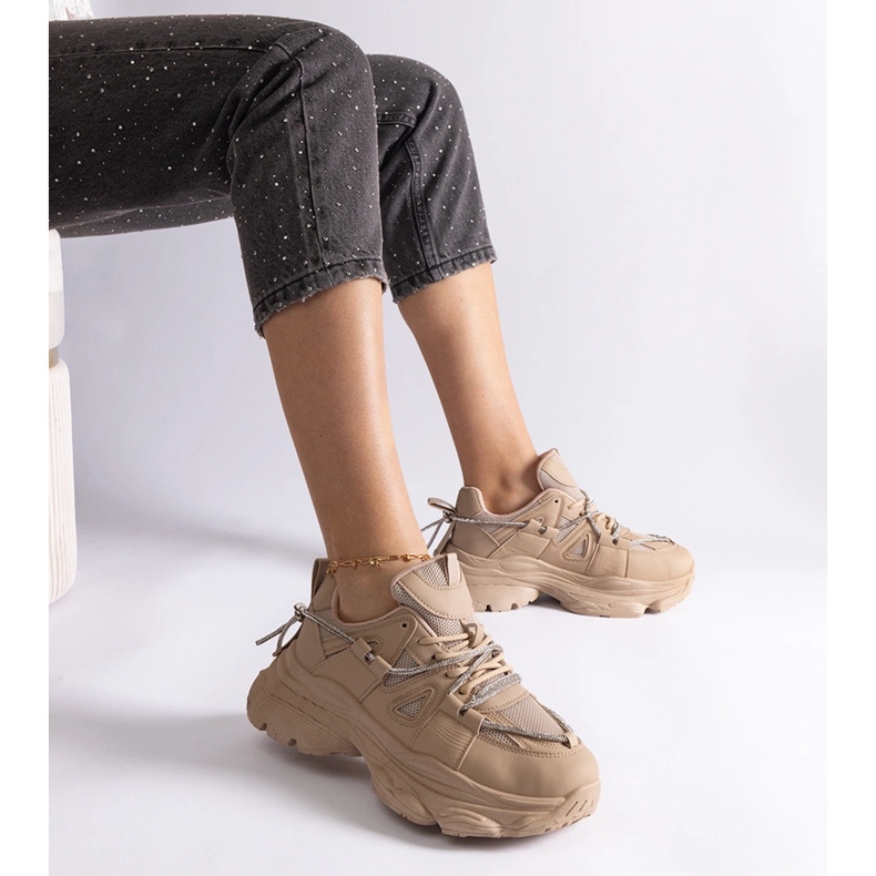 Zapatillas deportivas de mujer beige oscuro. 1