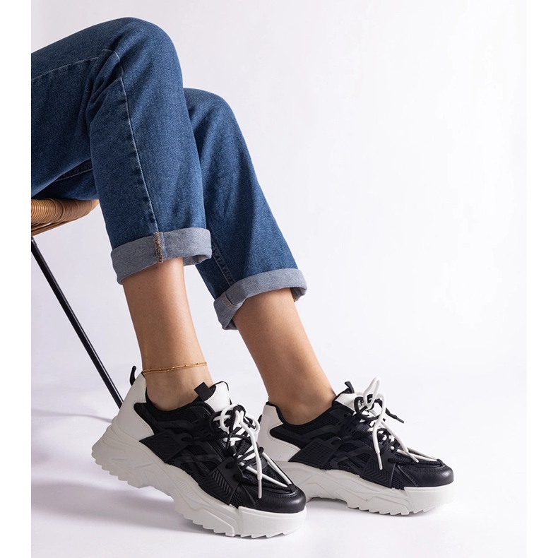 Zapatillas deportivas de mujer negras. negro 1