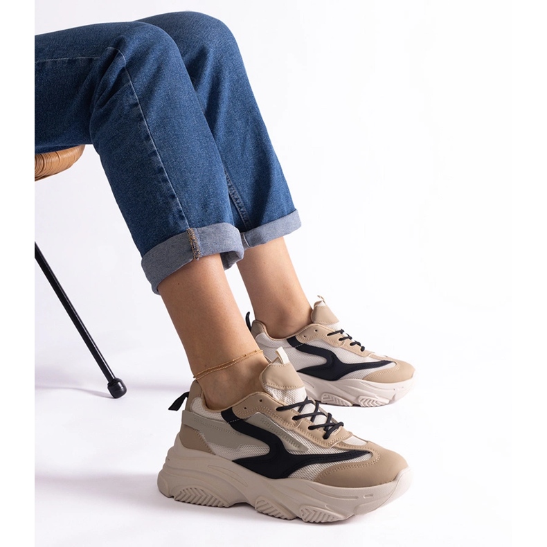 Zapatillas de mujer beige y negras. 1 Zapatillas de mujer beige y negras. 1