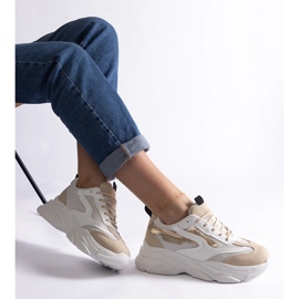 Zapatillas de mujer beige y doradas. 2