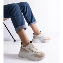 Zapatillas de mujer beige y doradas. 1