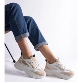 Zapatillas de mujer beige y doradas. 3