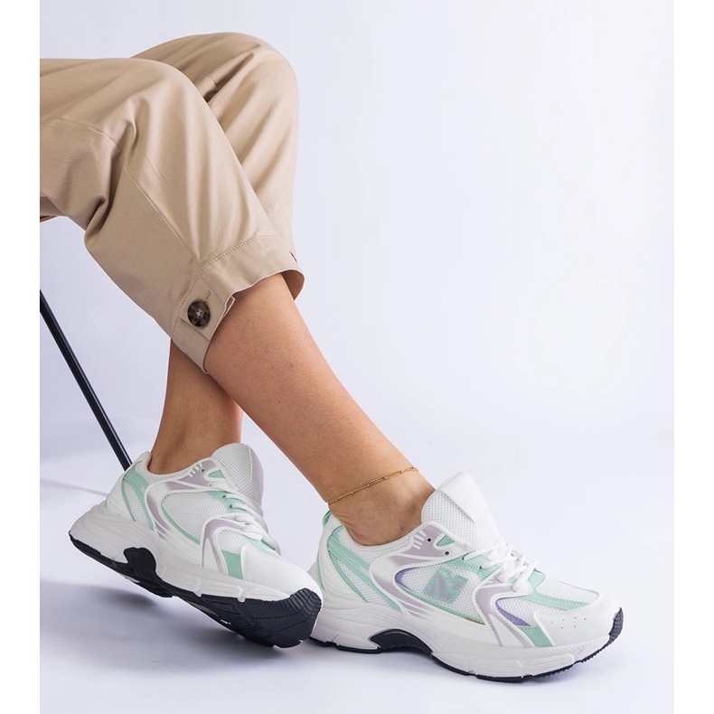 Zapatillas deportivas clásicas blancas y verdes. blanco 1