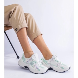 Zapatillas deportivas clásicas blancas y verdes. blanco 2