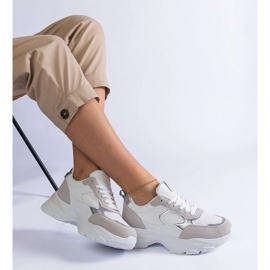 Zapatillas blancas en una suela masiva. blanco 1 Zapatillas blancas en una suela masiva. blanco 1