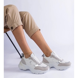 Zapatillas blancas en una suela masiva. blanco 2