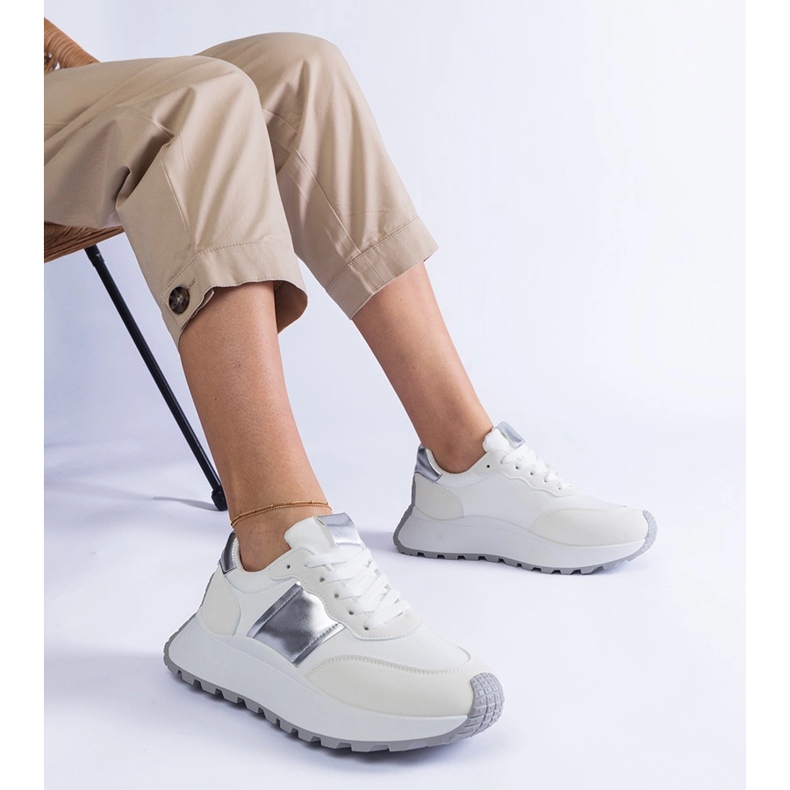 Zapatillas blancas en la plataforma. blanco 1