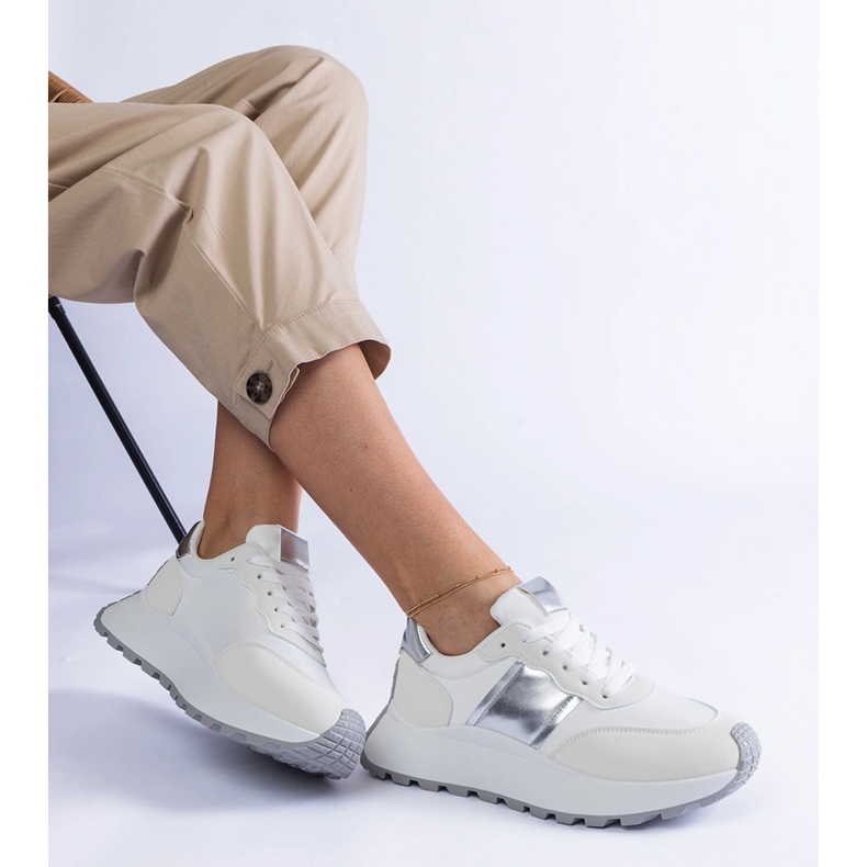 Zapatillas blancas en la plataforma. blanco 2 Zapatillas blancas en la plataforma. blanco 2