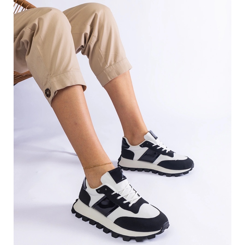 Zapatillas negras con protector visible. negro 2