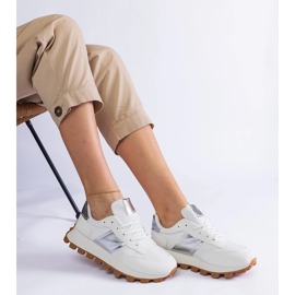 Zapatillas blancas con protector visible. blanco 3