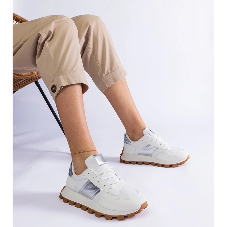 Zapatillas blancas con protector visible. blanco 1 Zapatillas blancas con protector visible. blanco 1