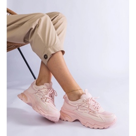 Zapatillas de deporte de deportes rosa en una suela masiva rosado 2 Zapatillas de deporte de deportes rosa en una suela masiva rosado 2