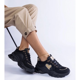 Zapatillas negras con plataforma y corazón negro. 1