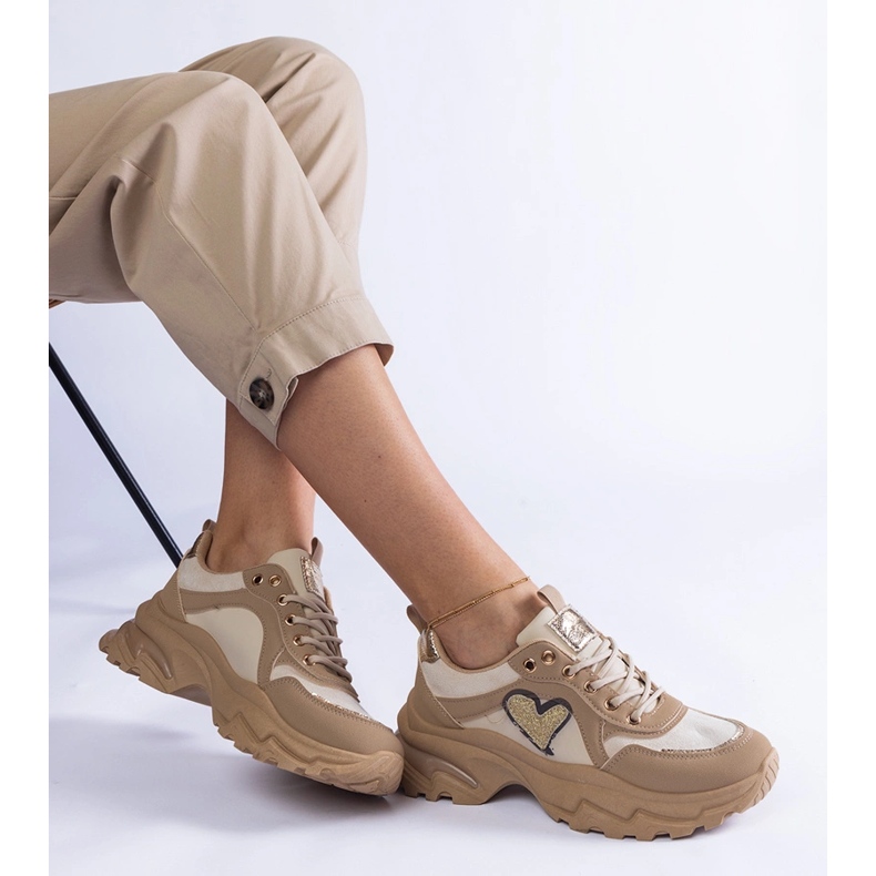 Zapatillas marrones en una plataforma de corazón marrón 1