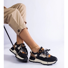 Zapatillas negras decoradas con un motivo animal. negro 1