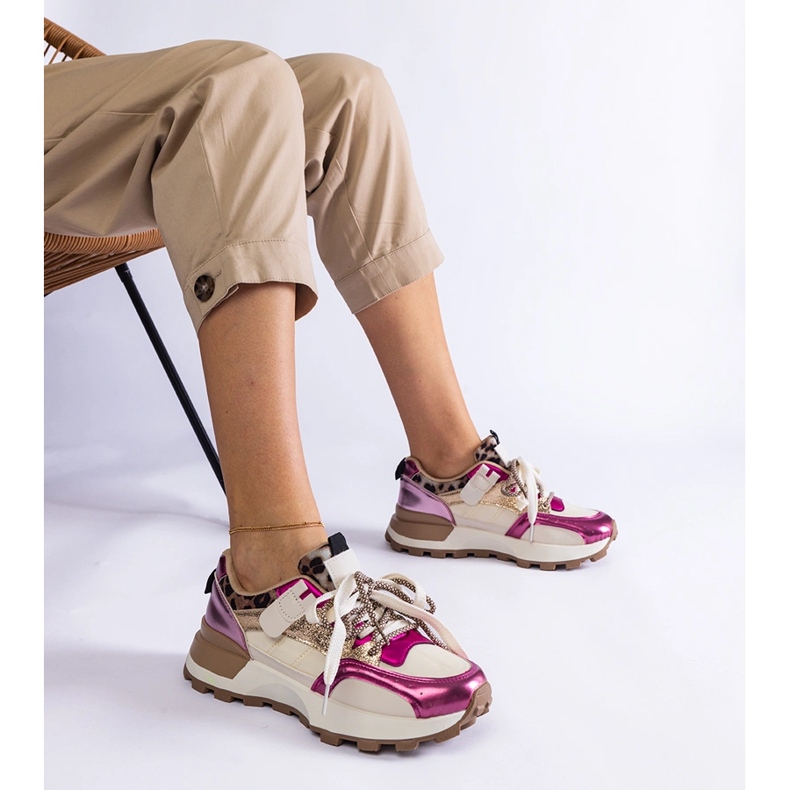 Zapatillas rosas decoradas con un motivo animal rosado 1 Zapatillas rosas decoradas con un motivo animal rosado 1