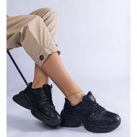 Zapatillas negras en una suela masiva. negro 1