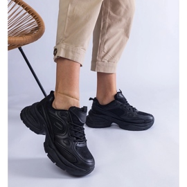 Zapatillas negras en una suela masiva. negro 2