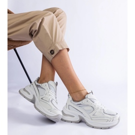 Zapatillas blancas en una suela masiva. blanco 1 Zapatillas blancas en una suela masiva. blanco 1